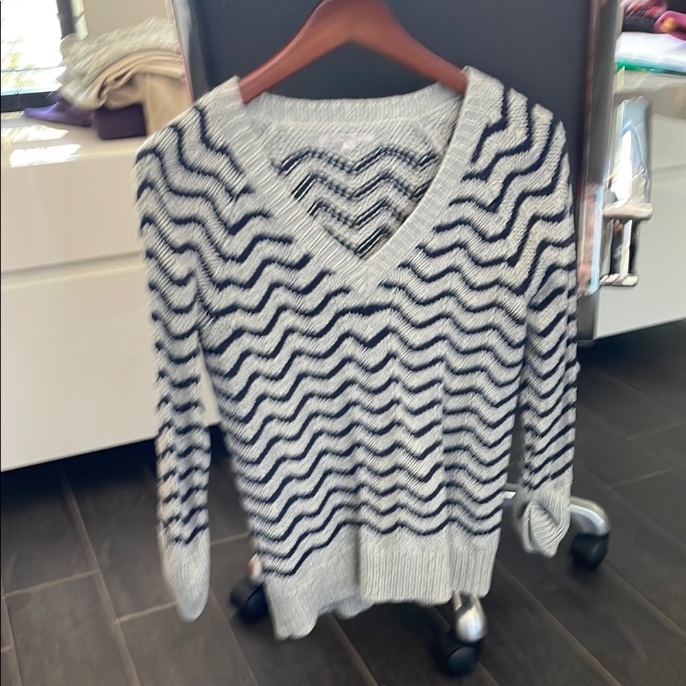 GAP V-Neck Sweater Black and Gray Chevron